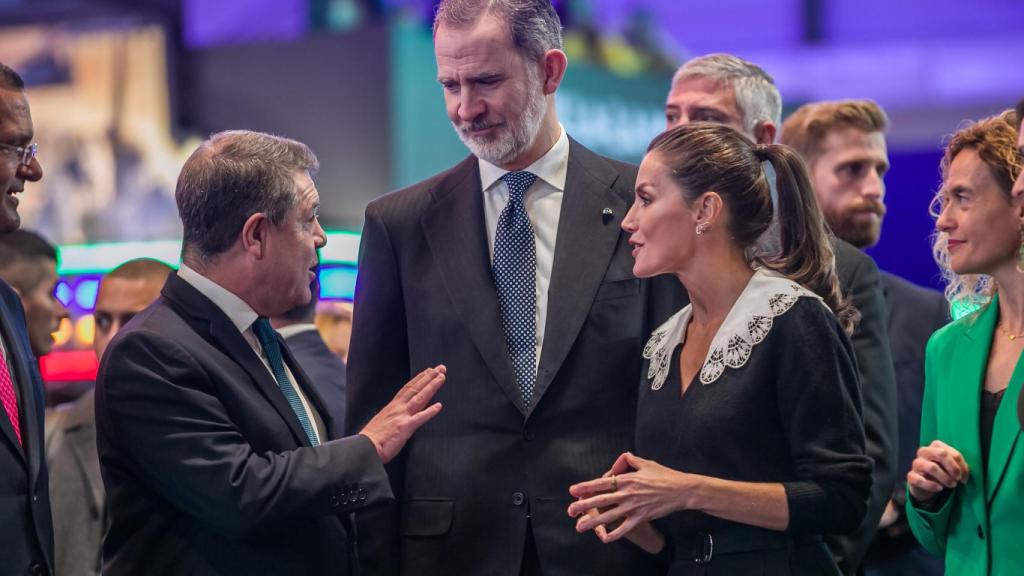 García-Page charlando con los Reyes de España.