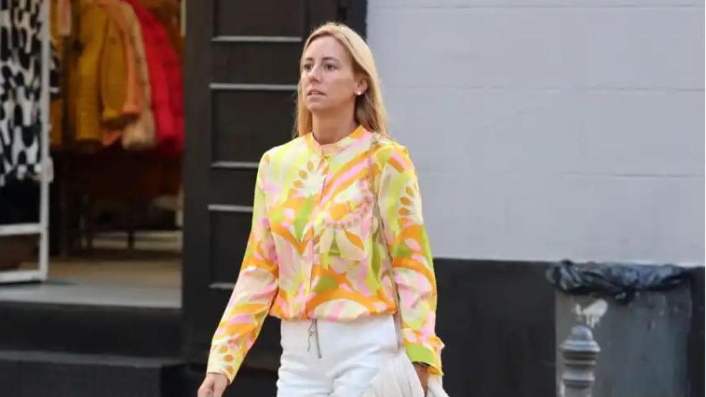 Ainhoa Armentia paseando por las calles de Vitoria.
