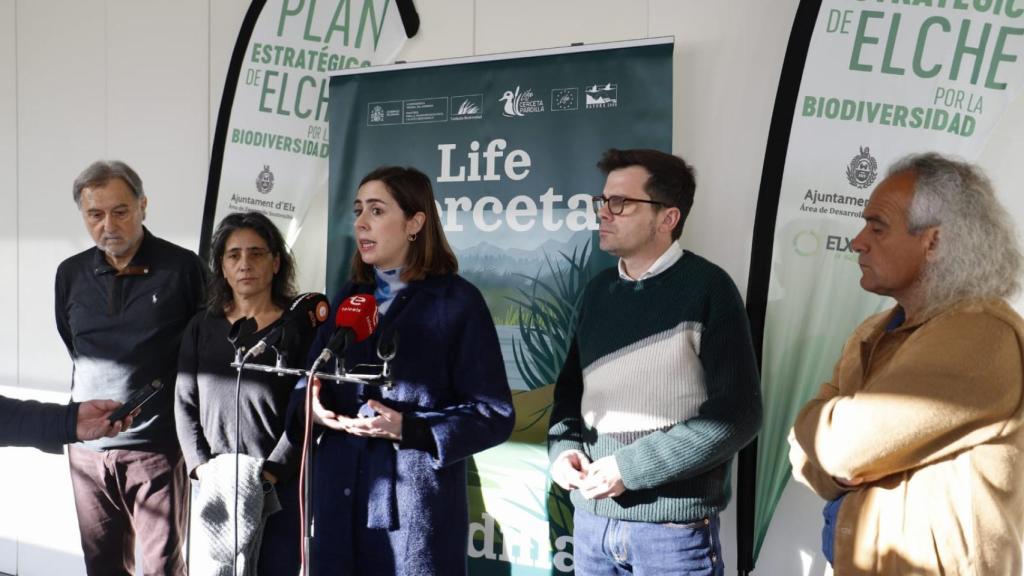 Los responsables del proyecto de recuperación, esta mañana en Elche (en la imagen la edil de Medio Ambiente, Esther Díez).