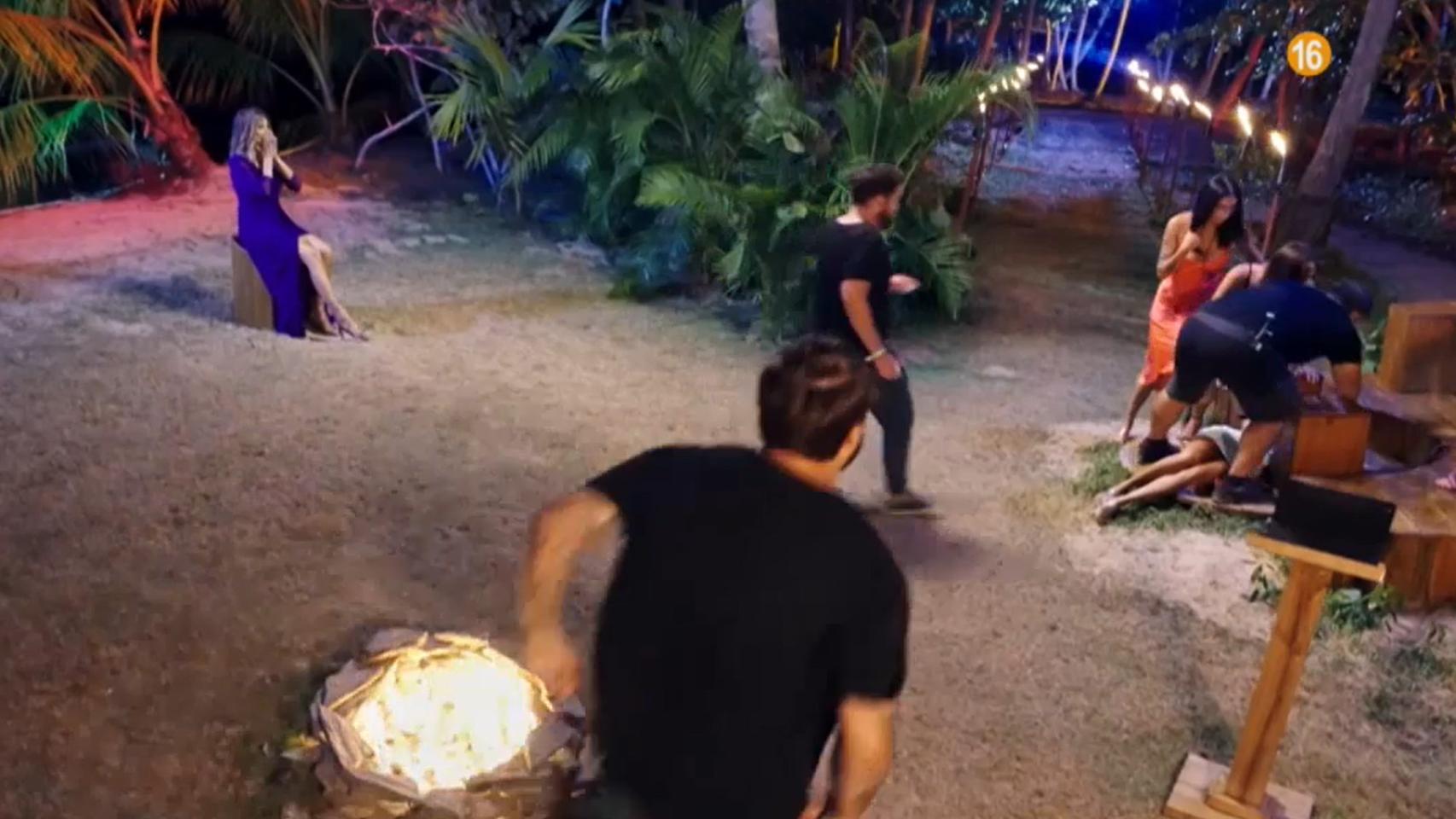 Una participante de 'La isla de las tentaciones 6' se desmaya en plena hoguera: así es el cebo de la edición