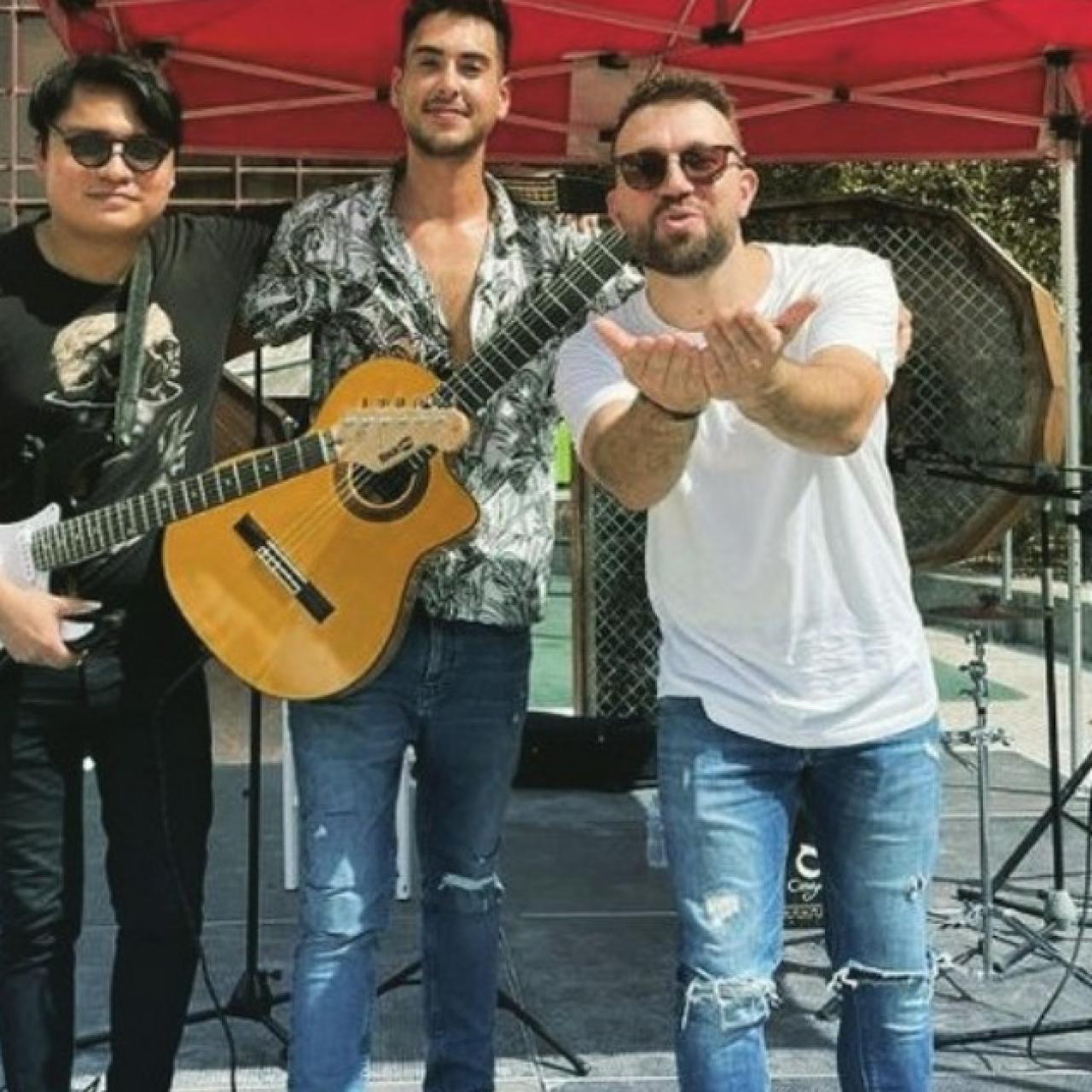 El mexicano Fede, el murciano Antonio y el sevillano Toni, miembros de Solo nos quieren los domingos.