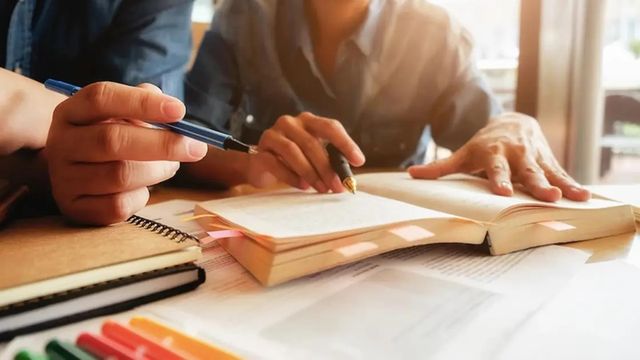 Un alumno recibiendo clases particulares, en imagen de archivo.