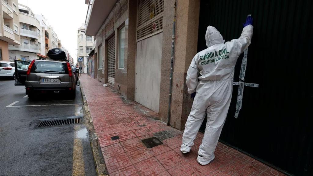 La Guardia Civil precinta una vivienda de Torrevieja, en imagen de archivo.