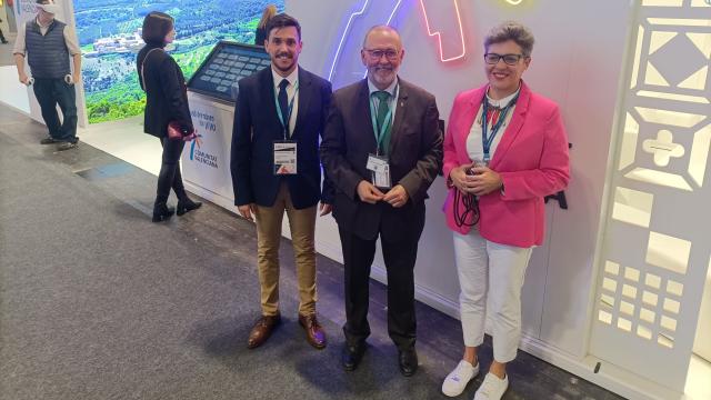 Cristian Palomares, Juanjo Berenguer y Marisa Navarro, posan tras la presentación.