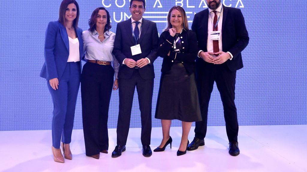 Carlos Mazón, centro, acompañado del equipo con que Costa Blanca ha repasado sus proyectos.