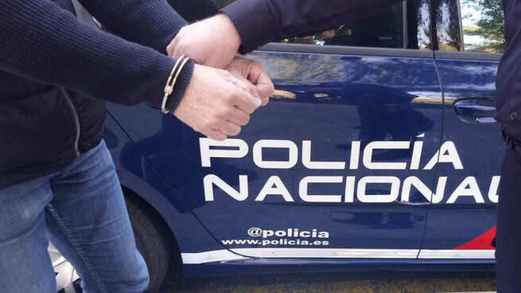 La Policía Nacional traslada a un detenido