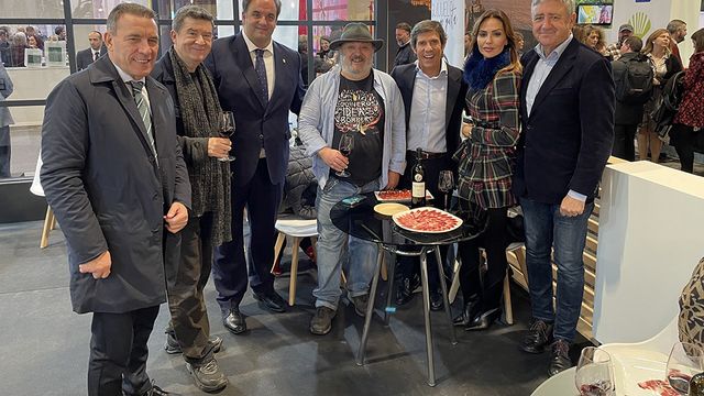 Personalidades en el stand del Ayto de Guijuelo en Fitur
