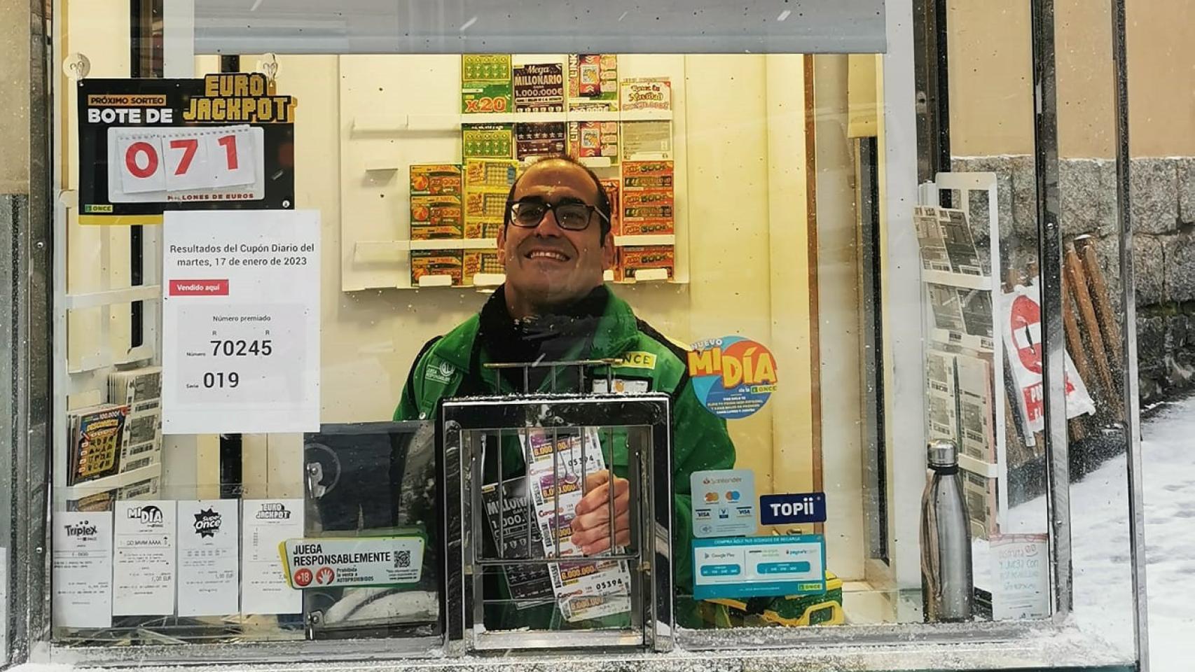 El vendedor Daniel Martín Velasco en su puesto de trabajo