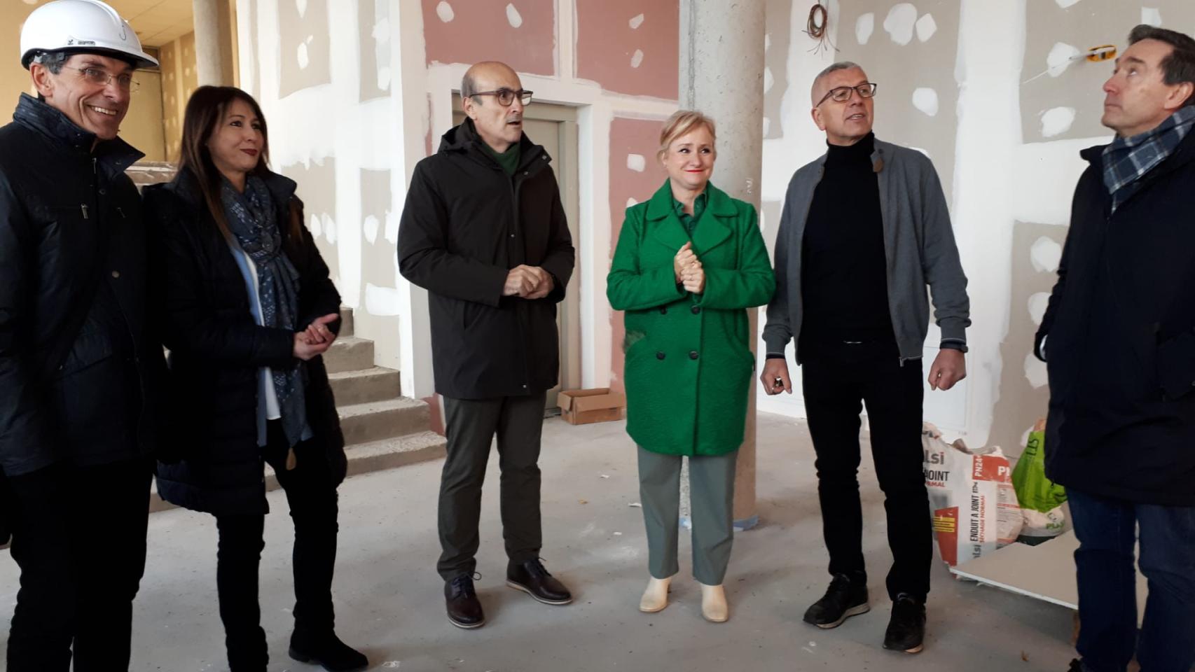 La delegada territorial de la Junta en Zamora, Leticia García, durante su visita al IES Los Sauces, en Benavente