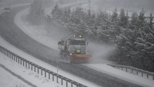 Un camión quitanieve en las carreteras de Burgos