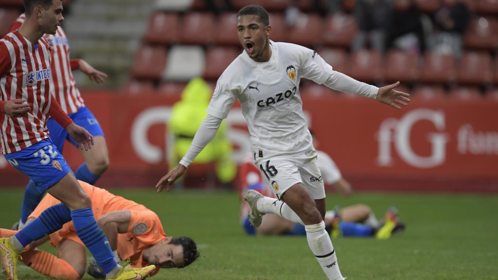 Samu Lino celebra el cuarto gol en el Sporting - Valencia de octavos de la Copa del Rey.