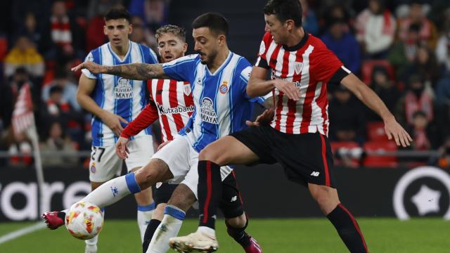 Joselu recorta a un rival en Athletic - Espanyol de los octavos de la Copa del Rey.