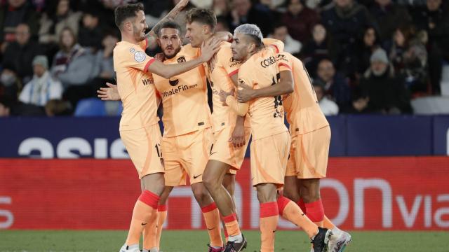 Los jugadores celebran el gol de Marcos Llorente en el Levante - Atlético de la Copa del Rey.
