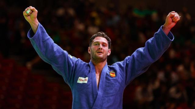 Niko Shera celebra una victoria tras una competición