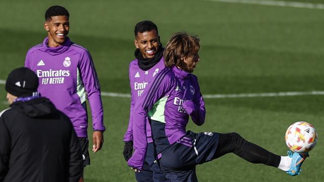 Vinicius Tobias, Rodrygo y Modric durante un entrenamiento del Real Madrid