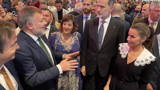 El alcalde, Darío Dolz, este miércoles en Fitur 2023, invita a los Reyes a visitar Cuenca como Capital Española de la Gastronomía