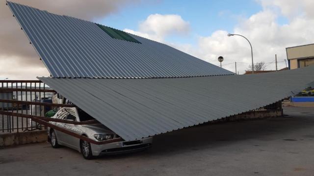 La cubierta de un aparcamiento, caída a consecuencia del viento. Foto: SCIS Ciudad Real.