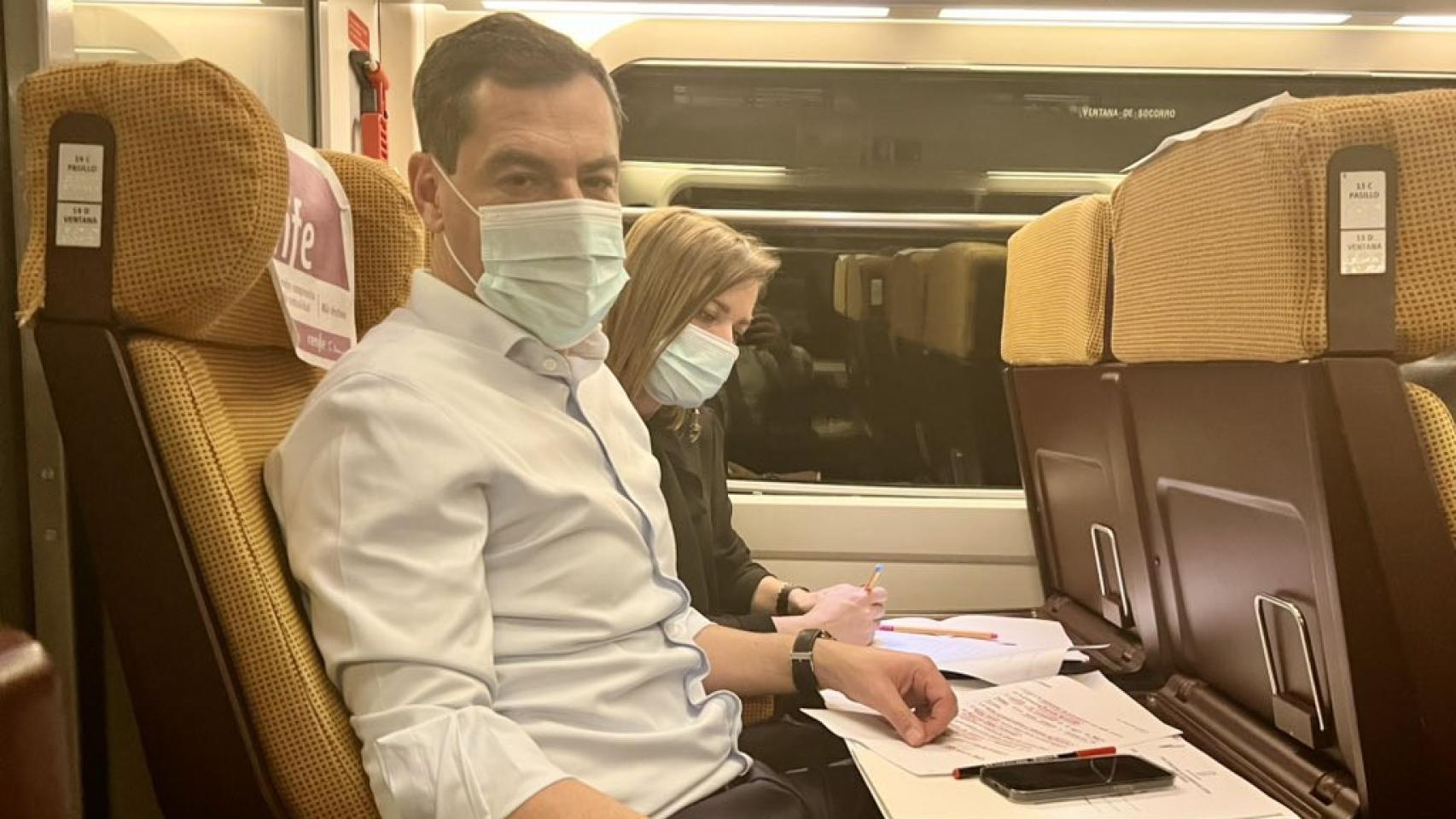El presidente de Andalucía, Juanma Moreno, atrapado en el AVE. Foto: Twitter