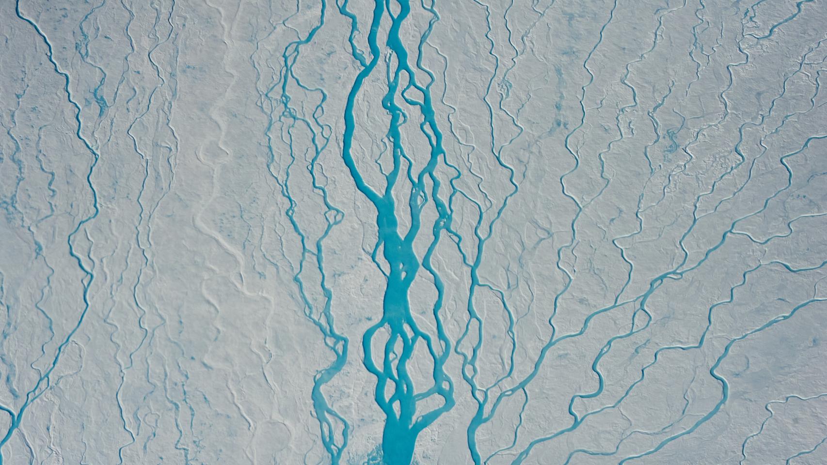 Ríos de agua de deshielo en la capa de hielo de Groenlandia.