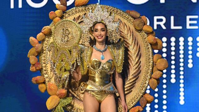 Alejandra Guajardo, representante de El Salvador en Miss Universo 2022, con un traje inspirado en la adopción del bitcoin por su país.