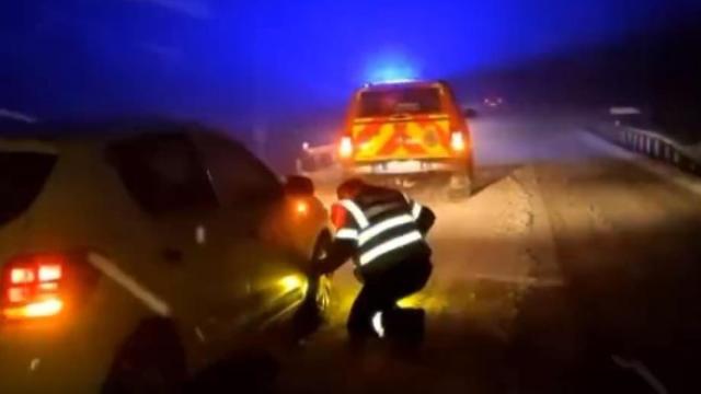 Varios coches se quedan atrapados en Navacerrada por la nieve.