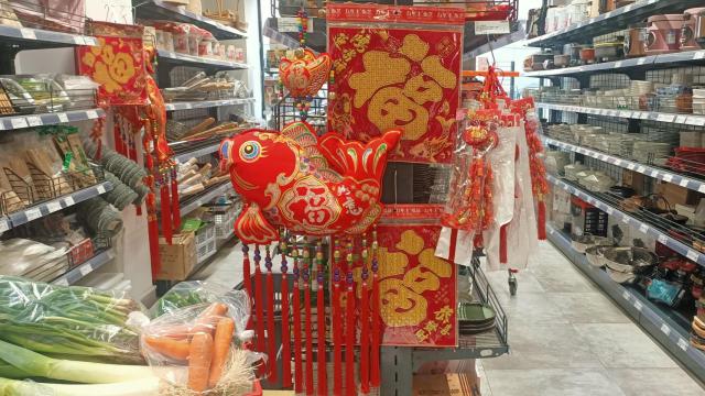 La decoración que se vende en las tiendas de Usera.