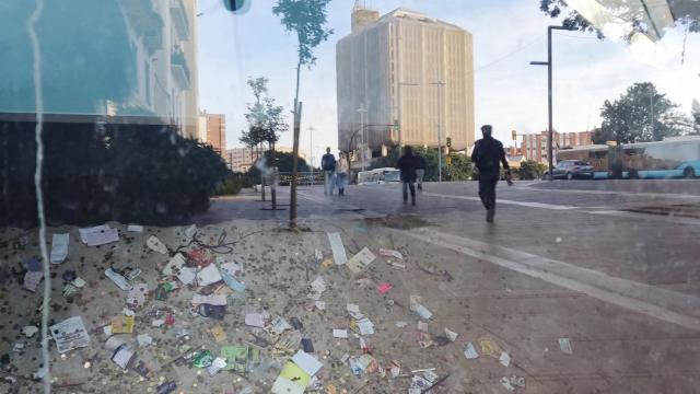 Imagen de las monedas y otra basura arrojada sobre el muro oeste del Fuerte de San Lorenzo, situado en la Alameda Principal de Málaga.