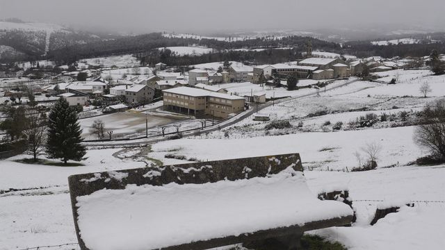 Un banco cubierto de nieve, a 18 de enero de 2023, en Xunqueira de Espadanedo (Ourense).