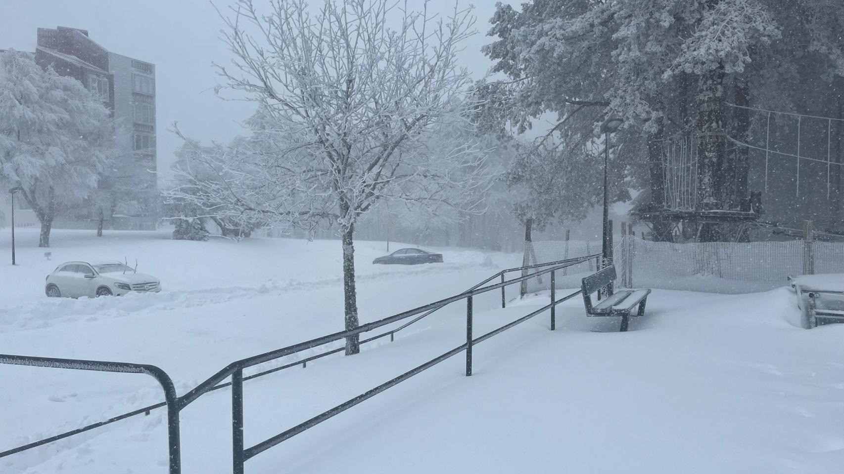 Estación de Manzaneda cubierta de nieve.
