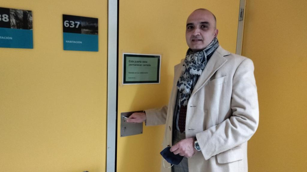El abogado Javier Verdú, este miércoles, acudiendo a visitar a su cliente Antonio Consuegra, víctima de una paliza en grupo.