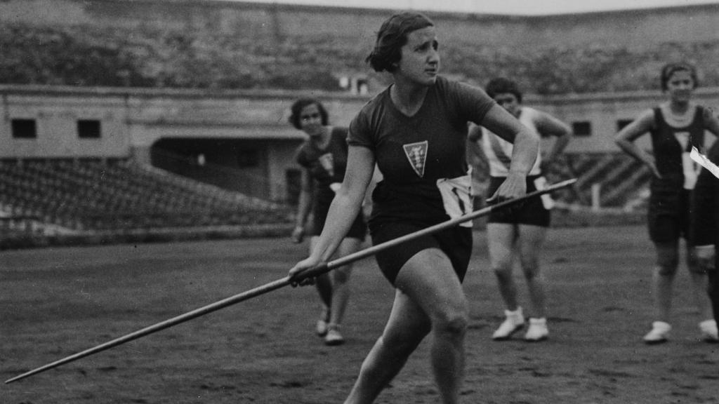 Sagi lanzando la jabalina hacia finales de los años 20 del siglo pasado. Foto: Archivo Juan Manuel de Prada