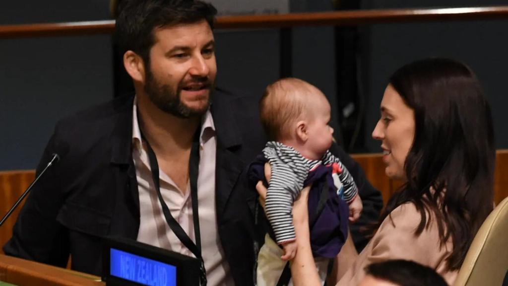 Imagen de Ardern con su hijo.