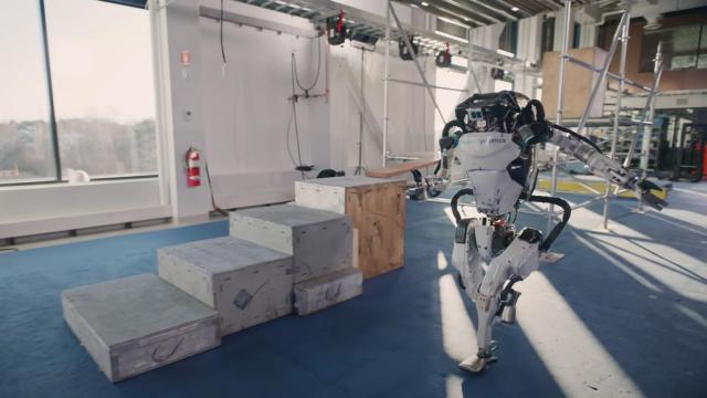 Atlas corriendo por el escenario.