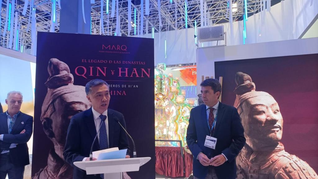 Carlos Mazón escucha al agregado cultural de la Embajada de China en Madrid.