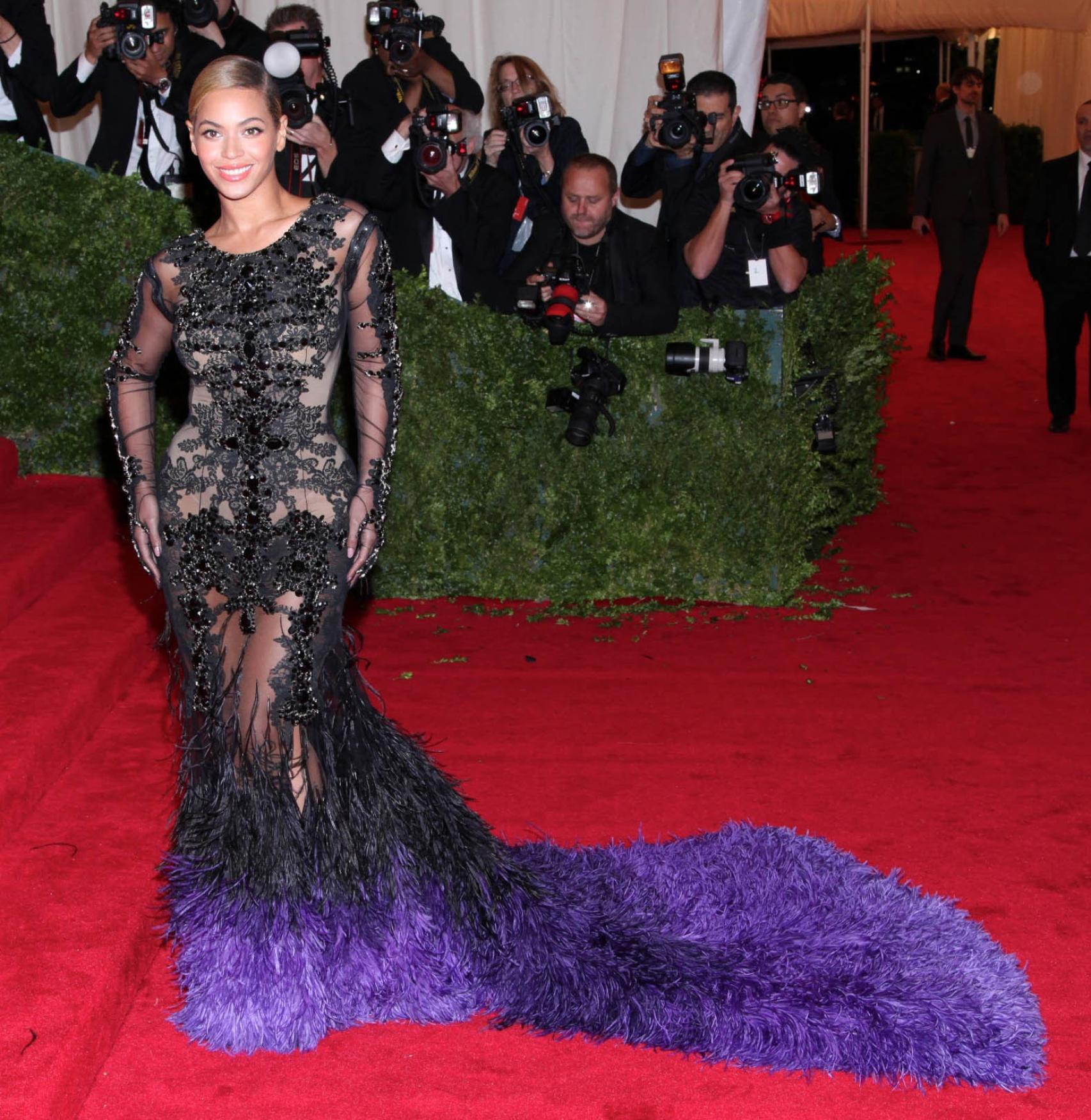 La cantante Beyoncé con un vestido de Gucci en la MET Gala de 2012.