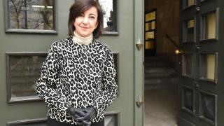 Alicia Armentia frente a la Facultad de Medicina