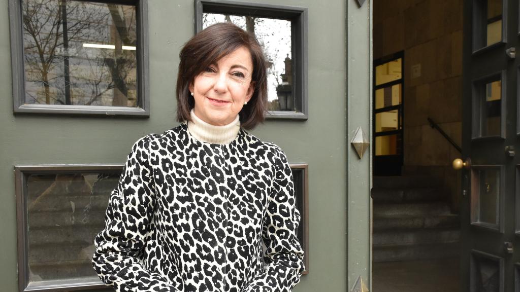 Alicia Armentia frente a la Facultad de Medicina