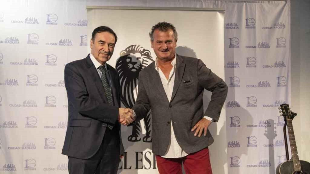 Pedro J. Ramírez y Koki Martí, durante la firma del acuerdo entre EL ESPAÑOL y Ciudad de la Raqueta