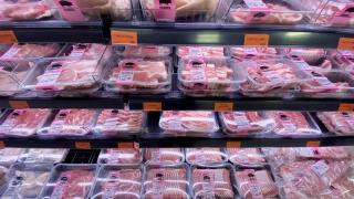 Neveras con carne envasada.