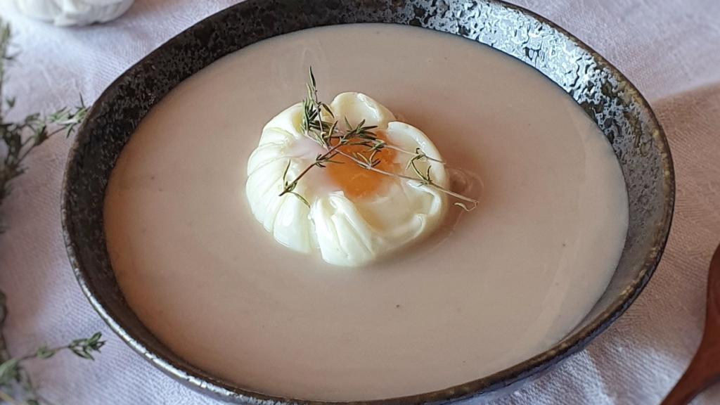 Una sopa de tomillo en la que se ha triturado el pan con el caldo para que tenga textura de crema