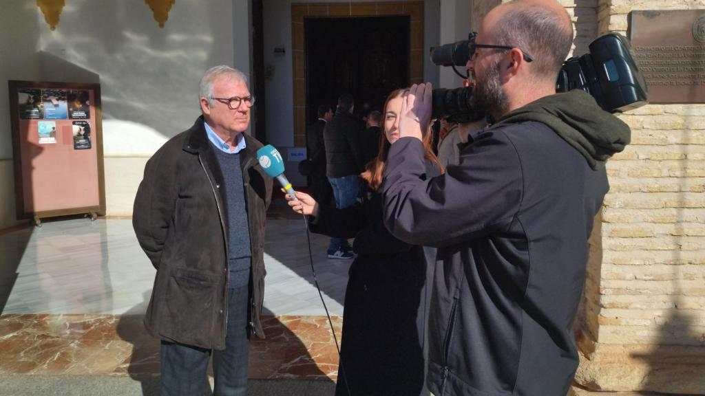 El expresidente de la Región de Murcia, Ramón Luis Valcárcel, este jueves, en la capilla ardiente de José Luis Mendoza.