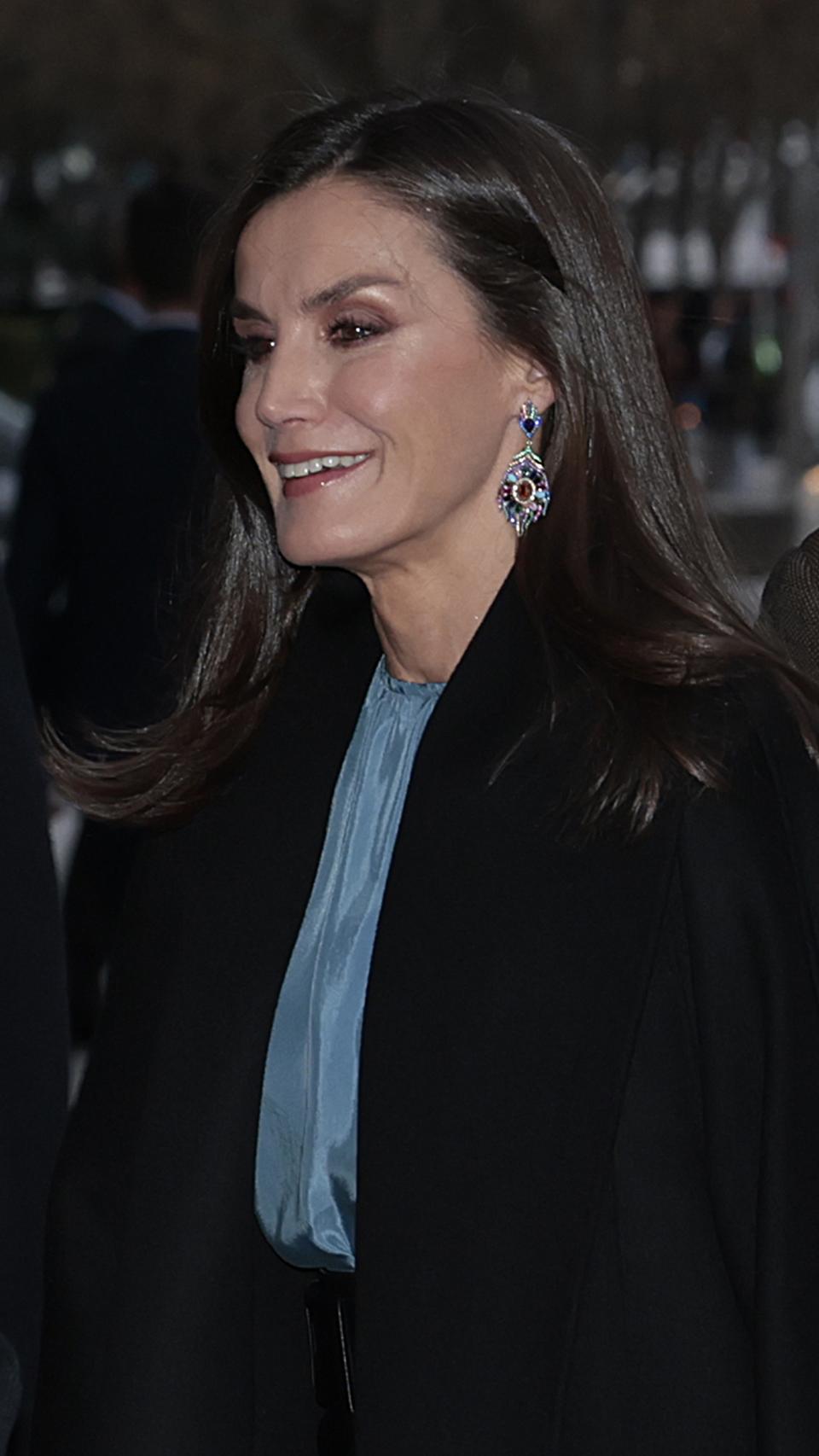 Detalle de los pendientes de la reina Letizia que ya lució una vez pero cuya marca se desconoce.