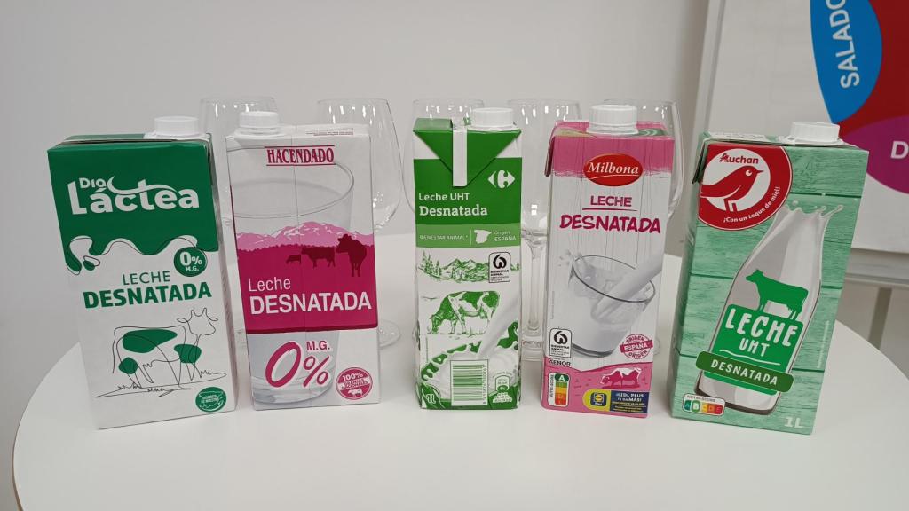 Las cinco leches desnatadas de los supermercados probadas durante la cata.
