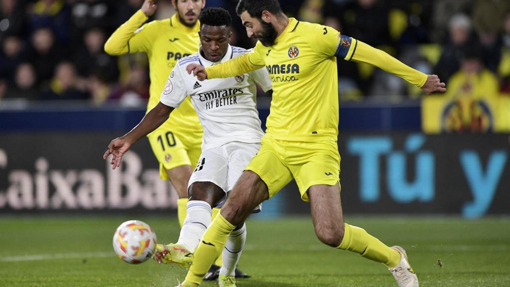 Vinicius, con Albiol en el Villarreal-Real Madrid