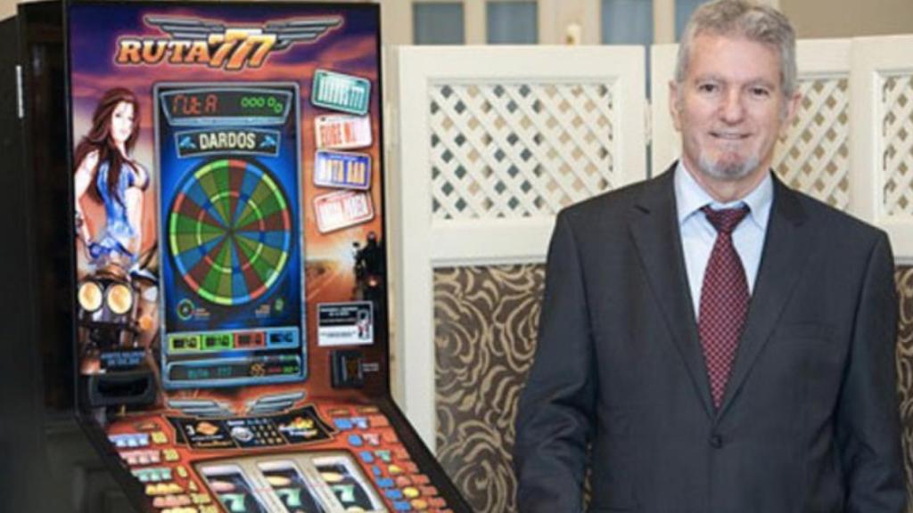 Juan Lao, propietario de Conei, junto a una máquina recreativa.