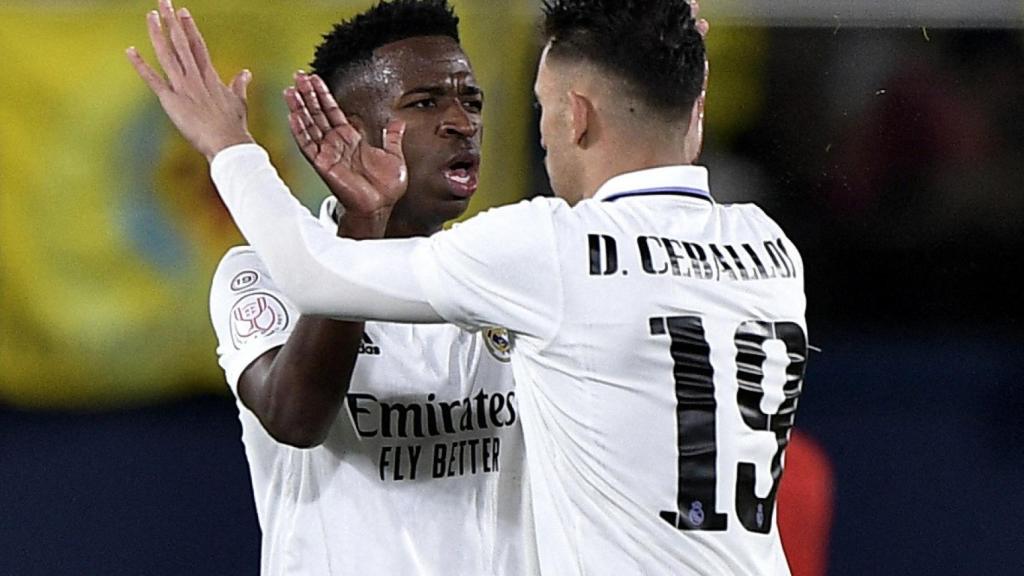 Vinicius celebra el gol ante el Villarreal con Ceballos.