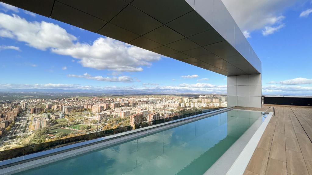 Piscina en la azotea de una de las torres Skyline.
