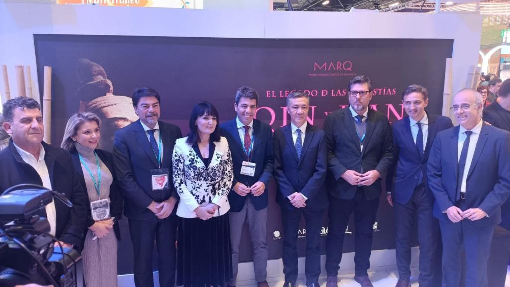 Foto de familia en la presentación de la exposición de los guerreros de Xi'an en Alicante, en Fitur.
