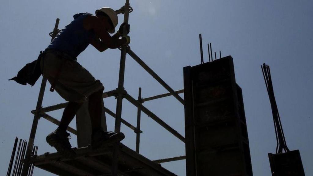 Un obrero en una construcción, en imagen de archivo.