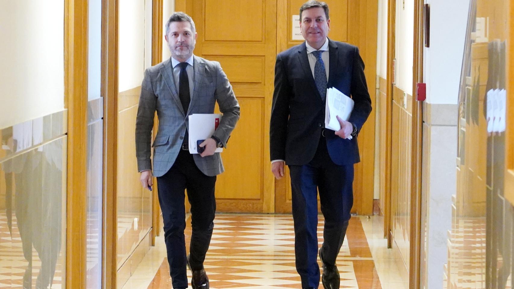 El portavoz de la Junta, Carlos Fernández Carriedo, junto al director de comunicación, Julio López